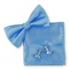 Noeud papillon noué bleu-clair, pochette et manchettes